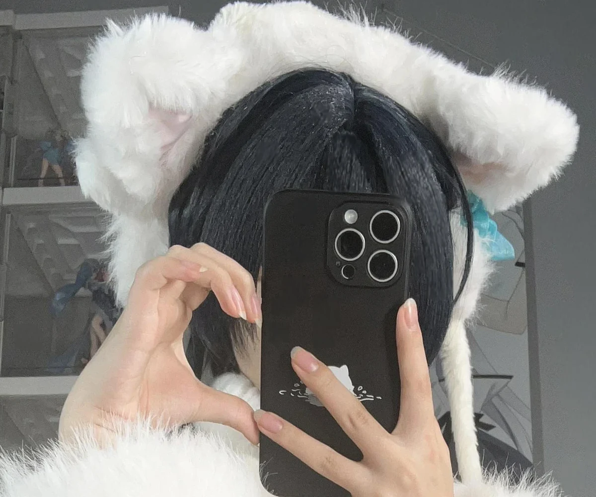 白栎Shirly《蔚蓝档案》龙华妃咲Cos:白色毛衣猫耳造型