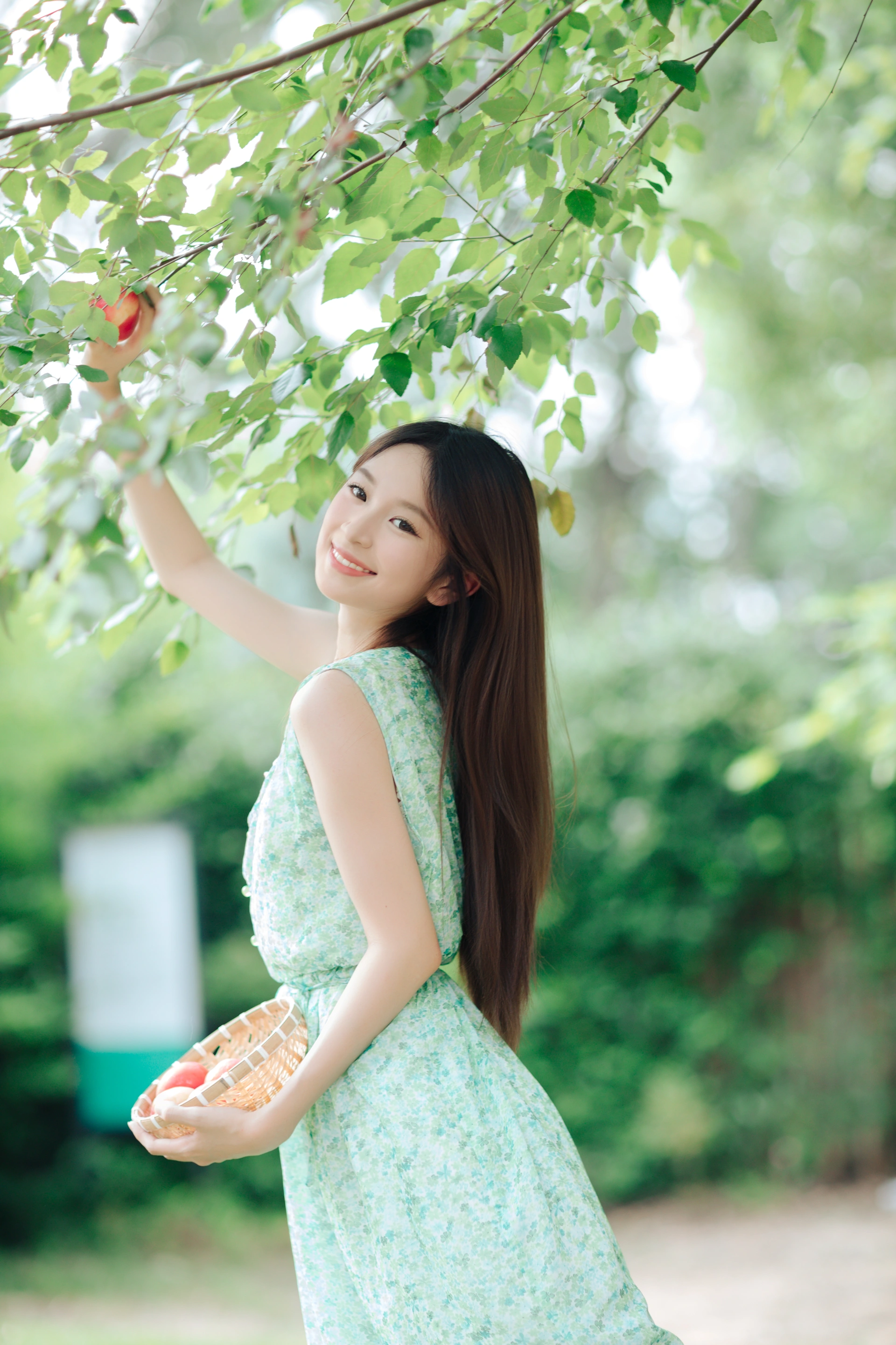 艺图语Minejoin《清新夏日》苹果果园绿裙写真 艺图语Minejoin《清新夏日》苹果果园绿裙写真