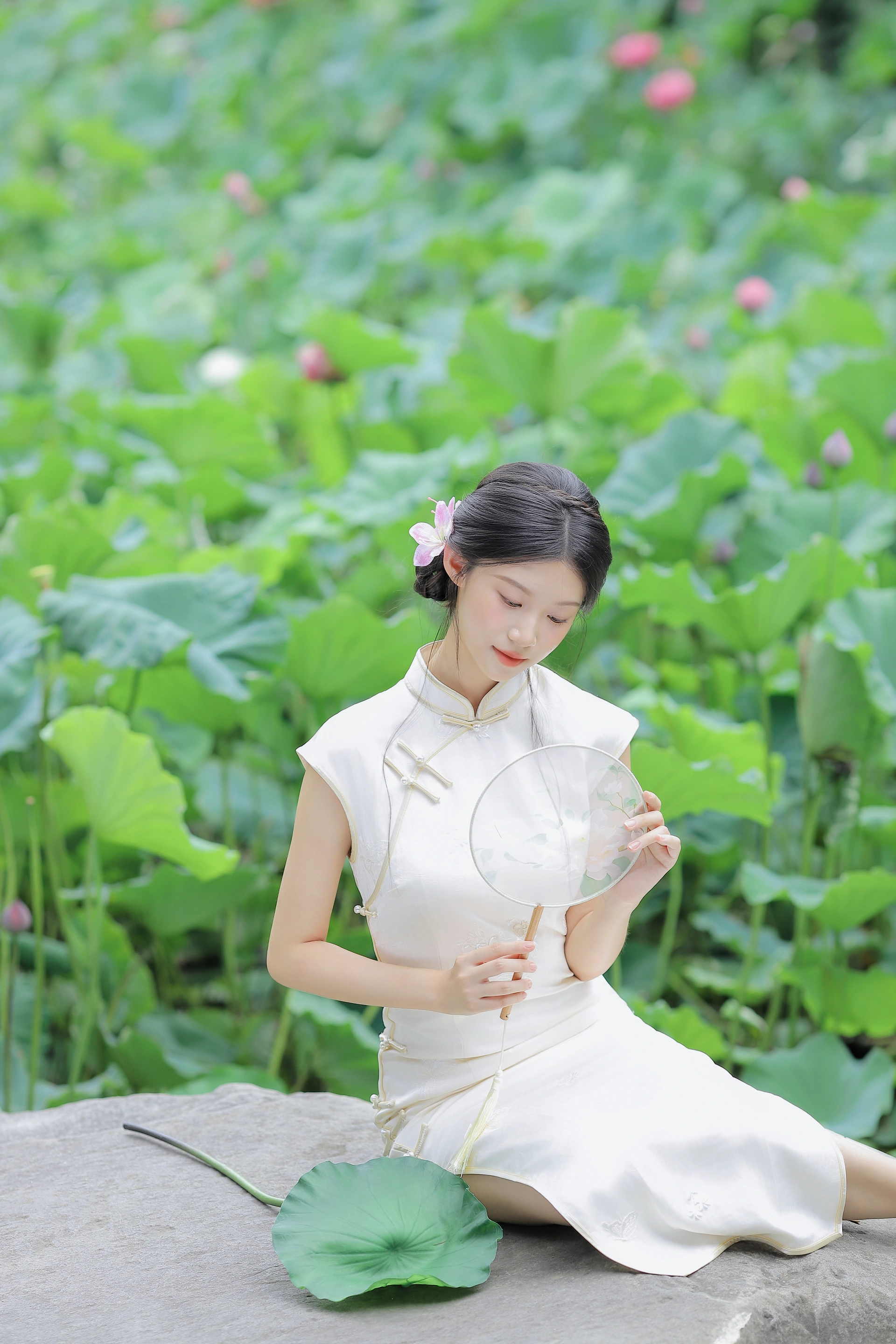艺图语一口烧麦《她似是一朵盈盈的芙蕖》荷塘旗袍写真 艺图语一口烧麦《她似是一朵盈盈的芙蕖》荷塘旗袍写真