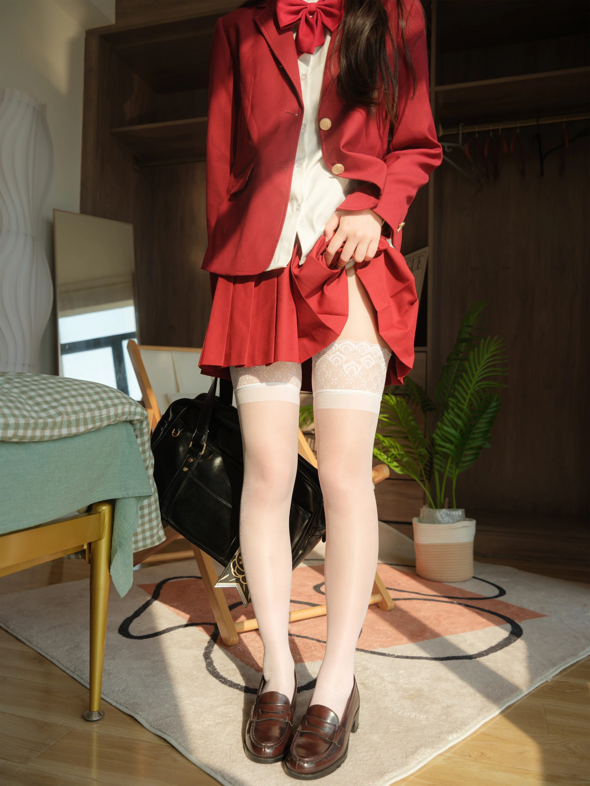 紧急企划《优等生》写真:红色校服里的午后片段 紧急企划《优等生》写真:红色校服里的午后片段