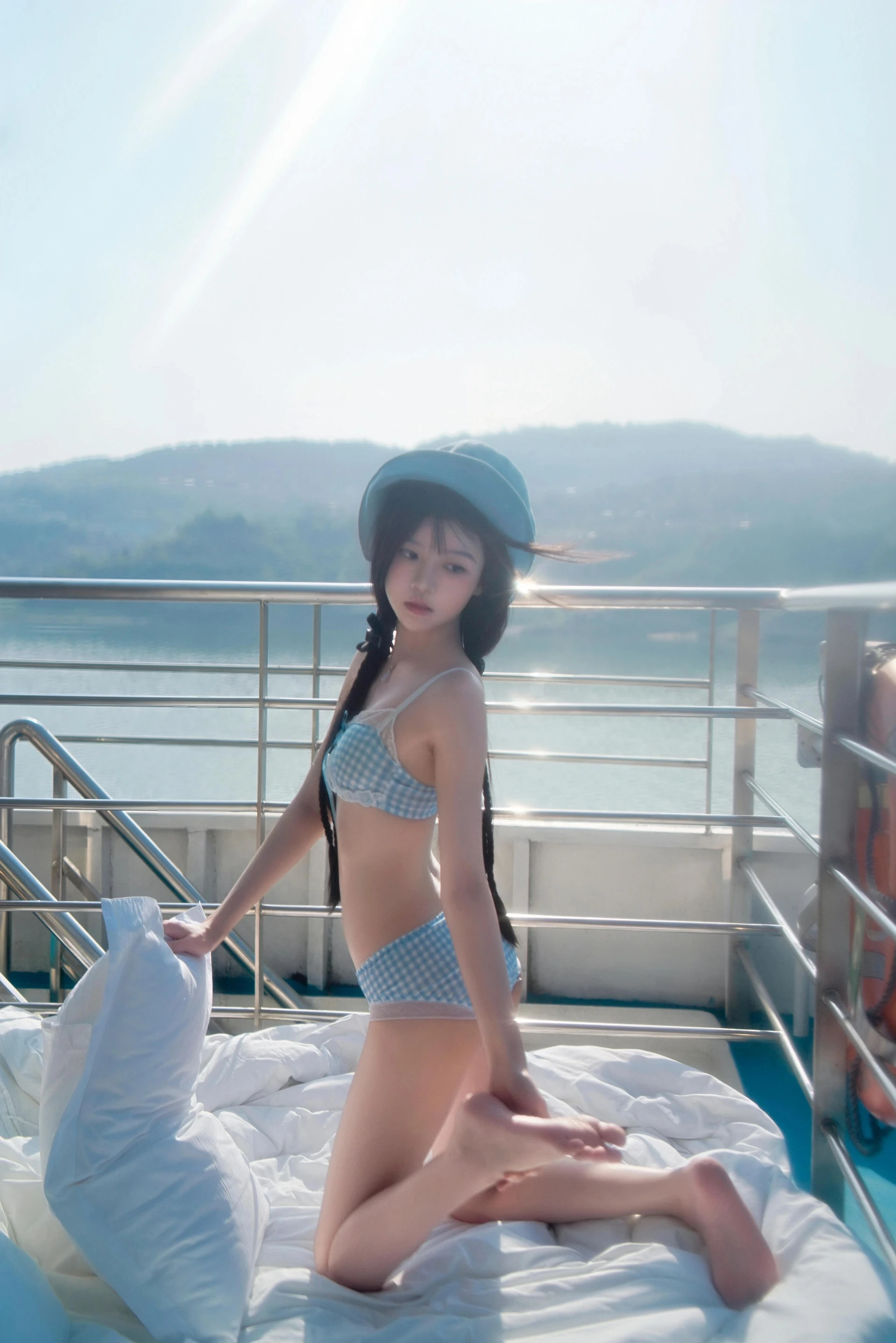 桜桃喵《CherryKISS 忽夏》蓝色渔夫帽格纹泳装夏日写真 桜桃喵《CherryKISS 忽夏》蓝色渔夫帽格纹泳装夏日写真